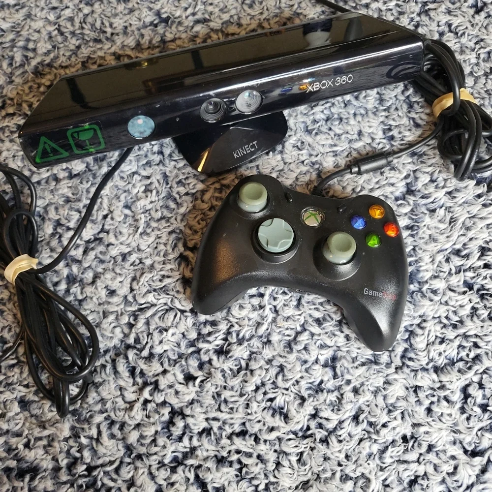 Xbox 360 Controller & Kinect Bundle - 2 Items